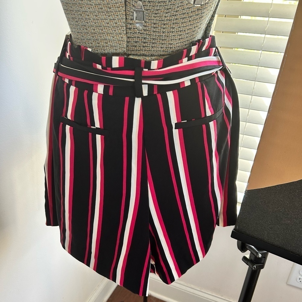 NWT TORRID STRETCH CREPE MID-RISE TIE-FRONT SHORT SIZE 18 - Picture 7 of 10